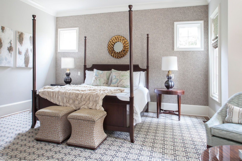 Imagen de dormitorio tradicional renovado sin chimenea con paredes grises y suelo de madera en tonos medios