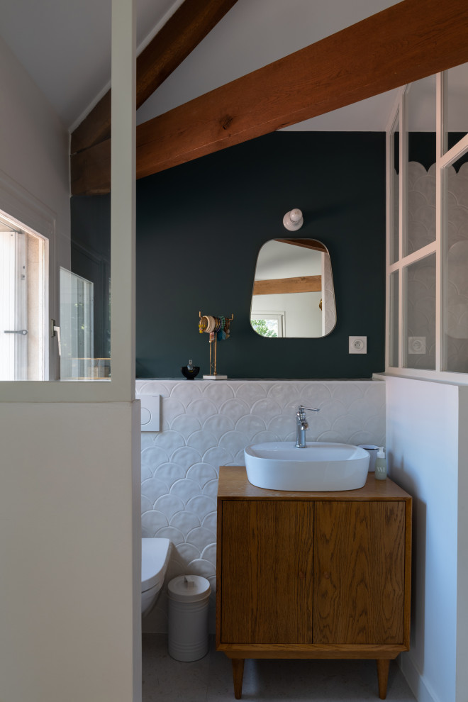 Immagine di una piccola stanza da bagno con doccia bohémian con doccia a filo pavimento, WC sospeso, piastrelle bianche, piastrelle in ceramica, pareti verdi, lavabo da incasso e un lavabo