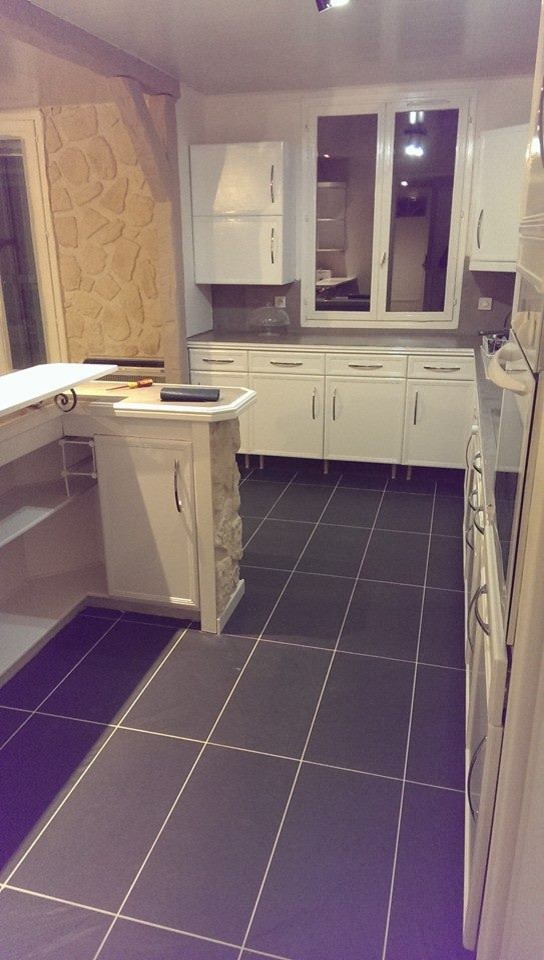 This is an example of a large contemporary l-shaped eat-in kitchen in Paris with an undermount sink, concrete benchtops, grey splashback, ceramic floors and with island.