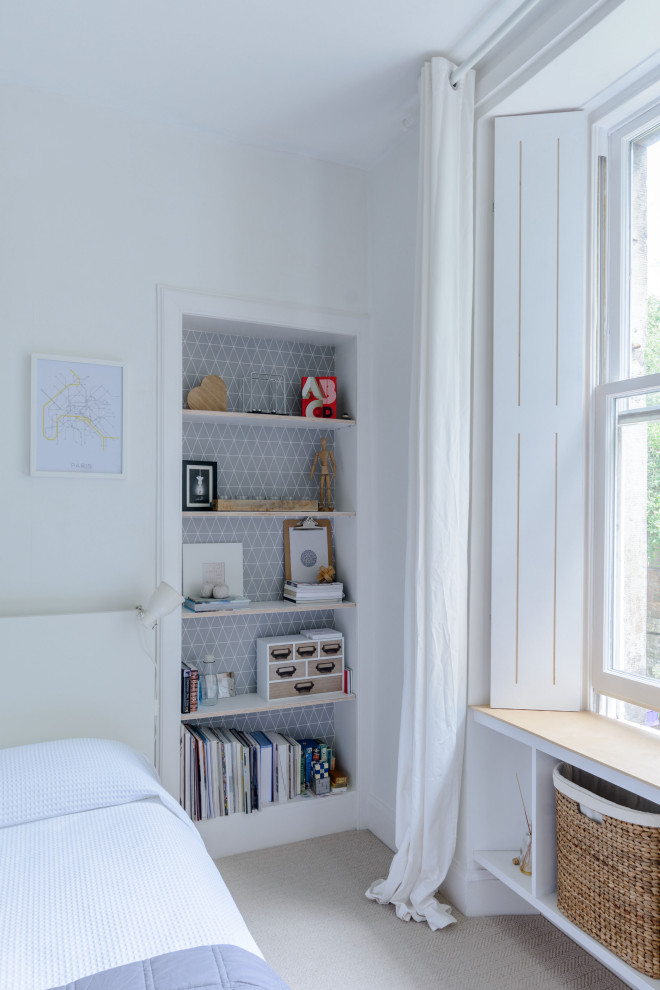 Immagine di una camera da letto scandinava con pareti bianche