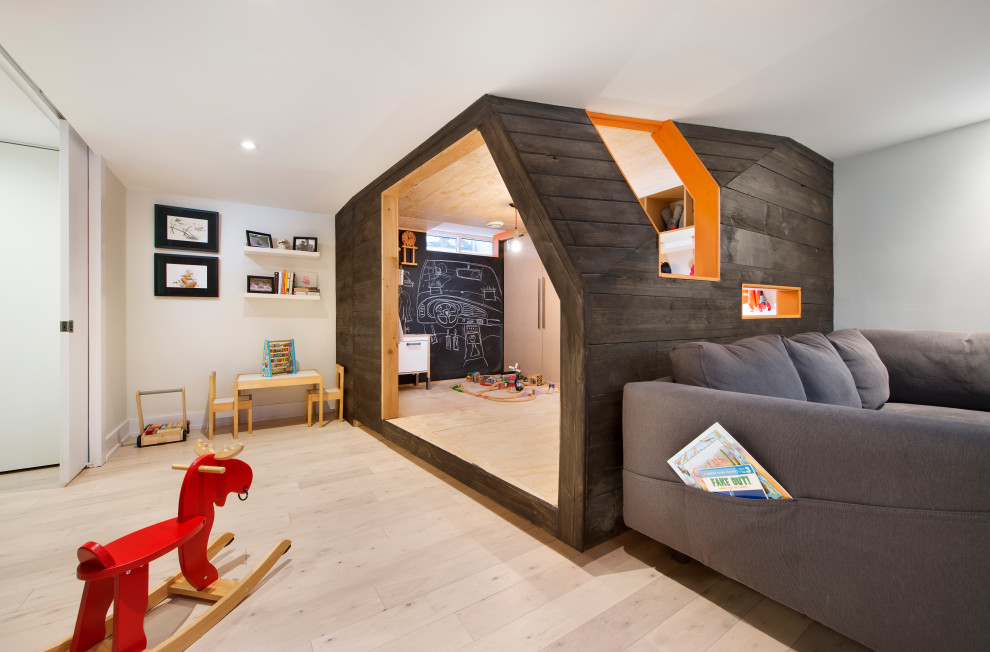 Ispirazione per una piccola cameretta per bambini da 4 a 10 anni contemporanea con pareti nere, parquet chiaro, pavimento bianco, soffitto ribassato e pareti in legno