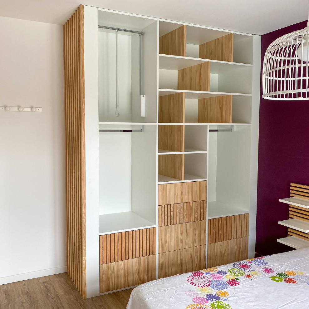 Foto de dormitorio principal escandinavo de tamaño medio sin chimenea con paredes púrpuras, suelo de madera clara y suelo beige