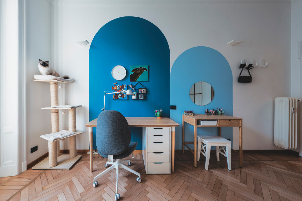 Ejemplo de dormitorio infantil abovedado escandinavo grande con paredes multicolor, suelo de madera clara y suelo beige