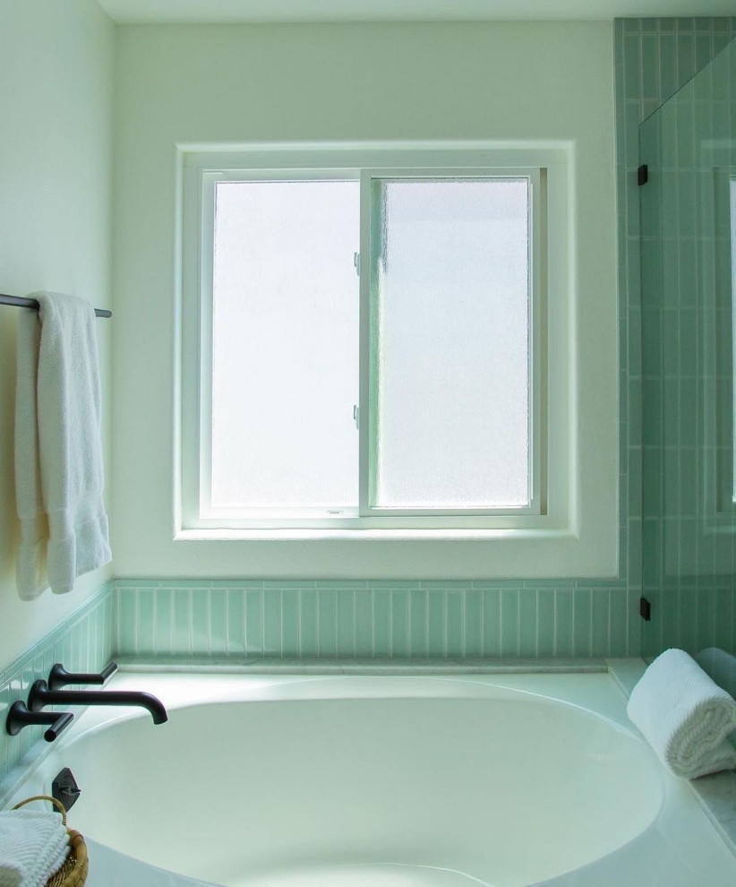 Cette photo montre une salle de bain moderne de taille moyenne avec une baignoire posée, une douche d'angle, un carrelage vert, des carreaux de céramique, un mur vert, une cabine de douche à porte battante et une niche.