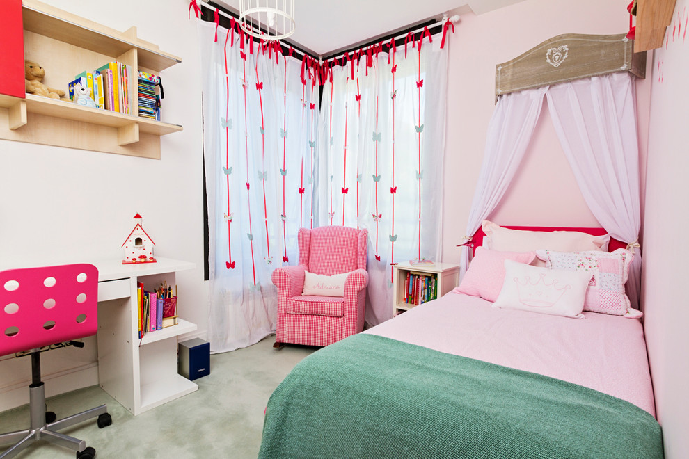 Modelo de dormitorio infantil de 4 a 10 años clásico renovado de tamaño medio con paredes rosas y moqueta