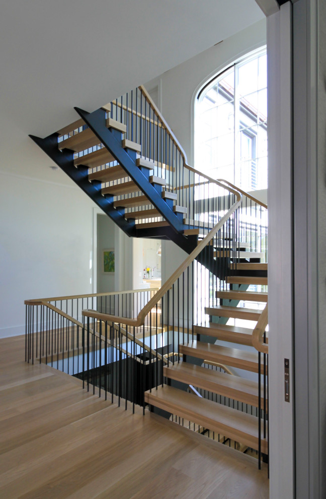 Diseño de escalera suspendida minimalista extra grande con escalones de madera, barandilla de varios materiales y machihembrado
