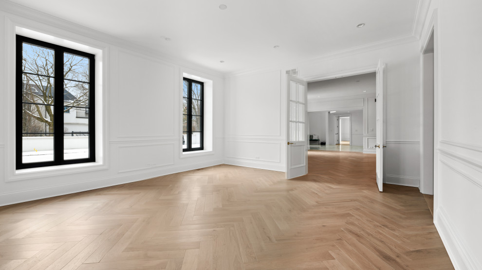 Imagen de salón cerrado minimalista grande con paredes blancas, suelo de madera clara y suelo beige