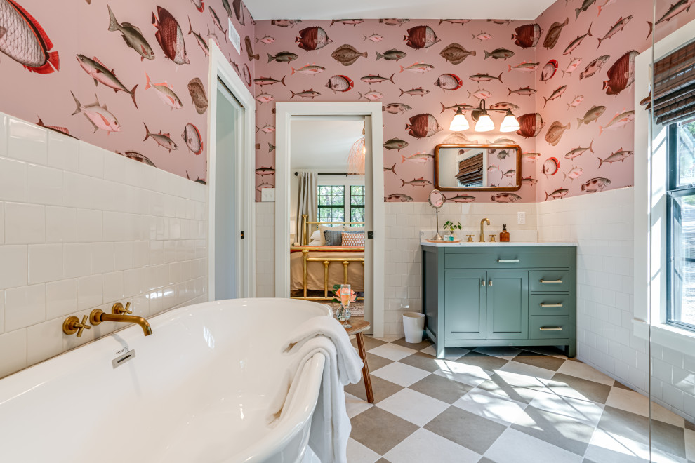Foto på ett vintage vit badrum, med skåp i shakerstil, gröna skåp, ett fristående badkar, vit kakel, tunnelbanekakel, rosa väggar, ett undermonterad handfat och flerfärgat golv
