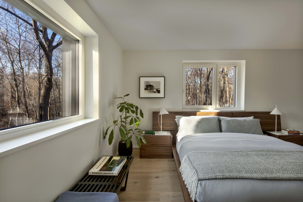 На фото: хозяйская спальня среднего размера в стиле модернизм с белыми стенами, светлым паркетным полом и балками на потолке