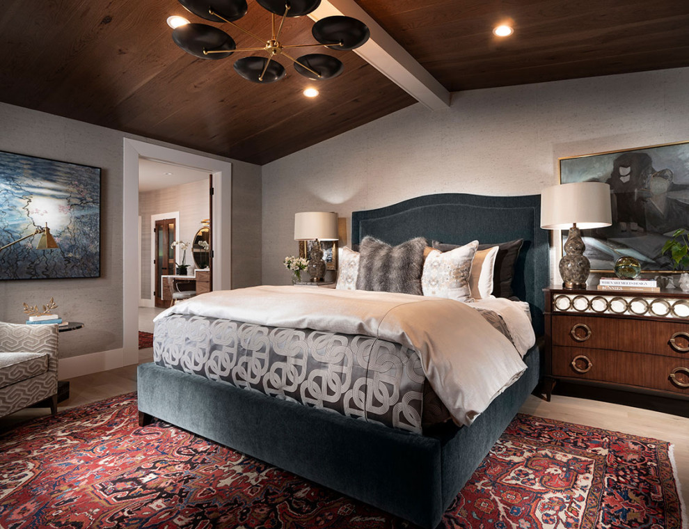 他の地域にある広いトランジショナルスタイルのおしゃれな主寝室 (グレーの壁、淡色無垢フローリング、標準型暖炉、茶色い床、板張り天井、壁紙、ペルシャ絨毯、グレーとブラウン) のレイアウト