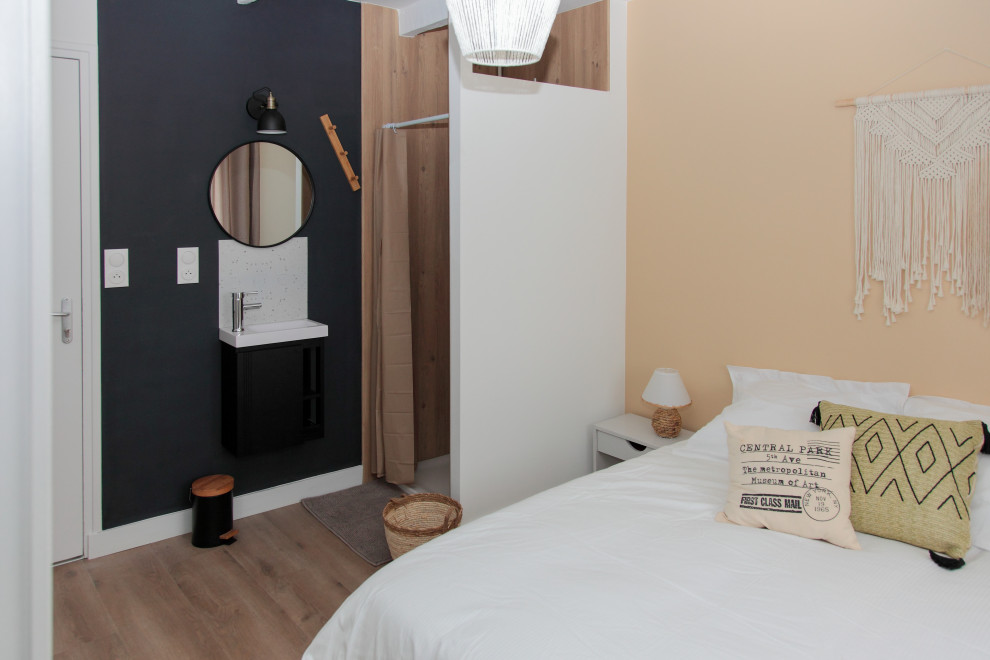Источник вдохновения для домашнего уюта: гостевая спальня среднего размера, (комната для гостей) в средиземноморском стиле с черными стенами, светлым паркетным полом и коричневым полом