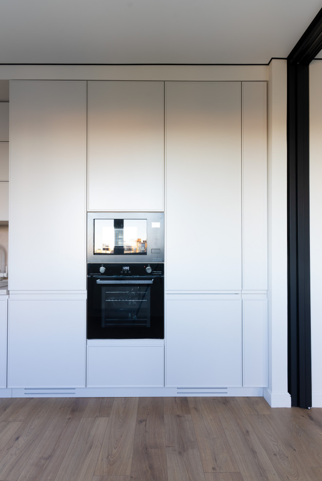 Монохромная кухня до потолка с интересными решениями