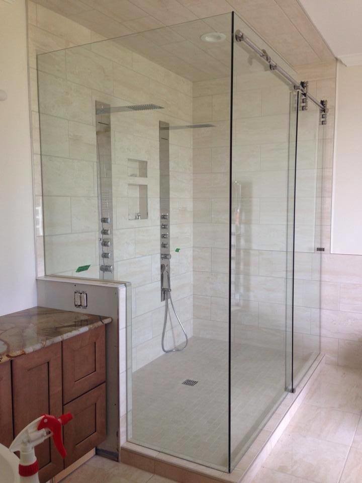 Идея дизайна: большая главная ванная комната в стиле модернизм с двойным душем