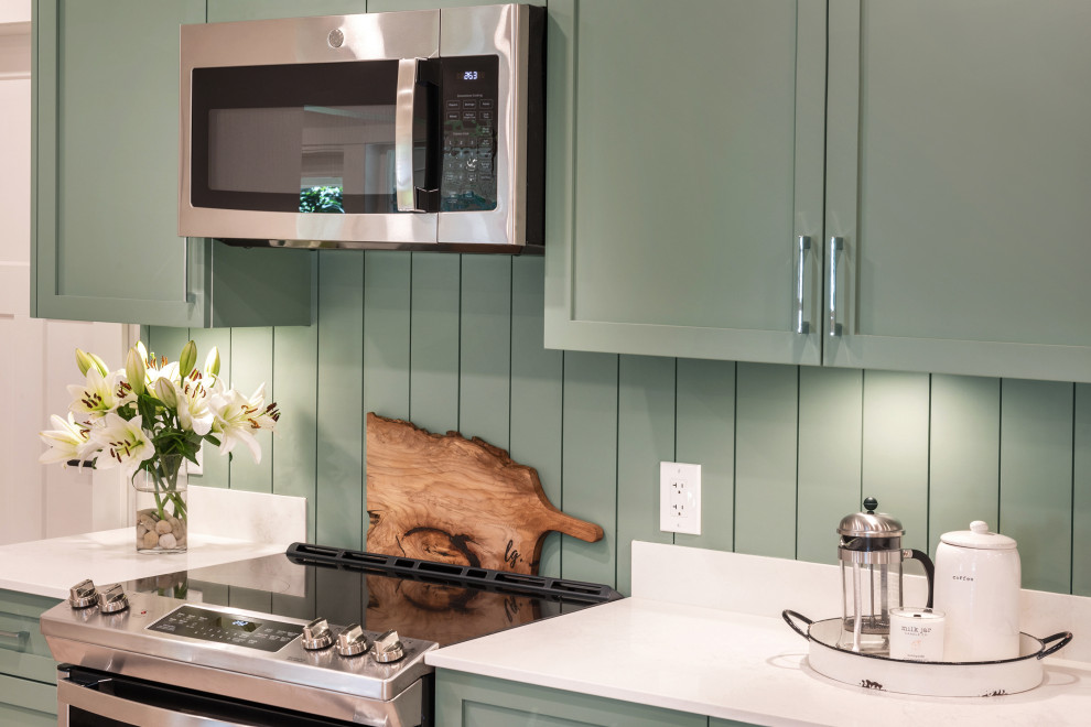 Transitional home design photo in Vancouver