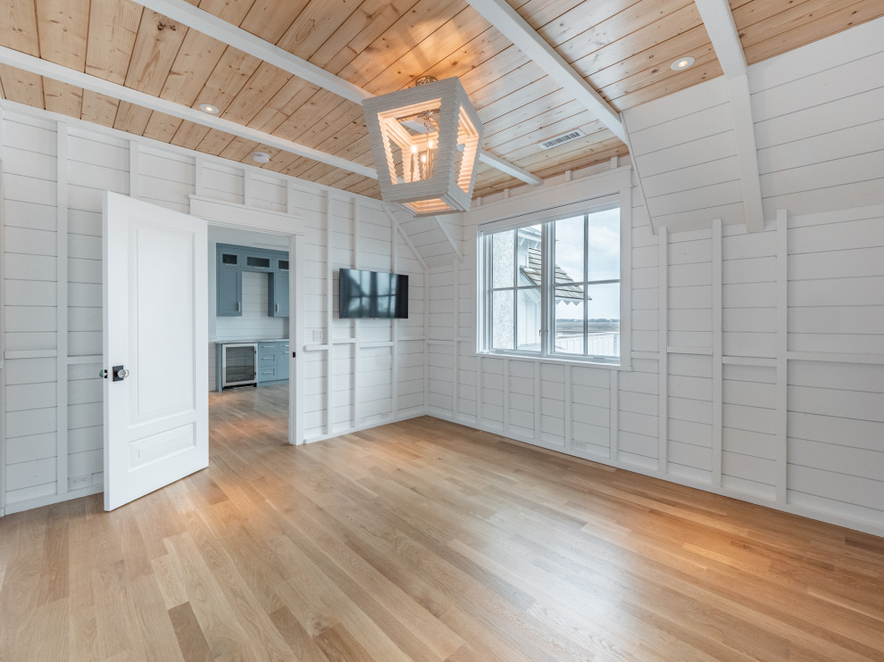Landhausstil Gästezimmer mit weißer Wandfarbe, hellem Holzboden, Holzdecke und Holzdielenwänden in Sonstige