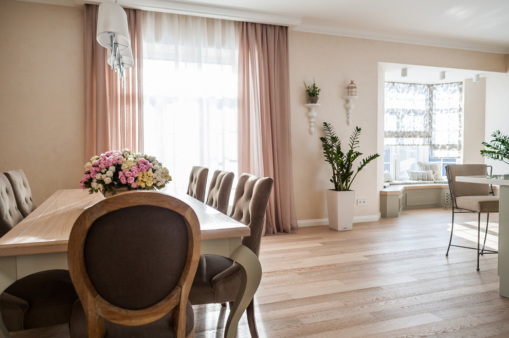 Загородный дом с розовой столовой