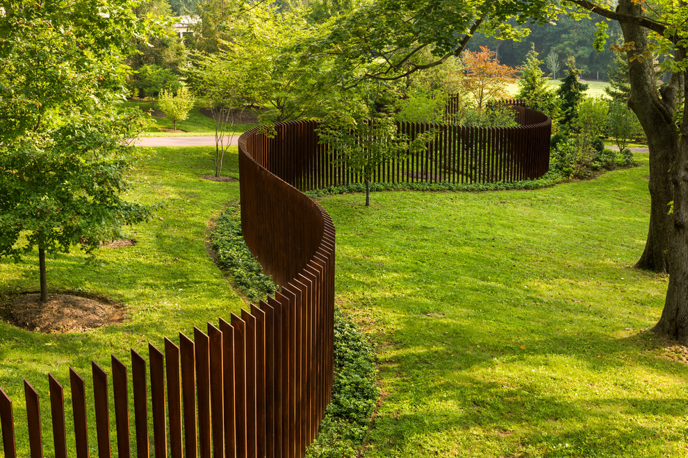 Design ideas for a contemporary backyard garden in Philadelphia with a metal fence.