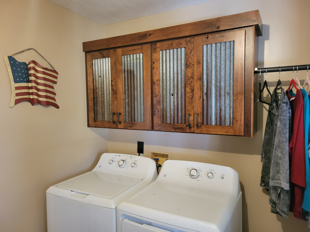 Mountain style laundry room photo in Nashville