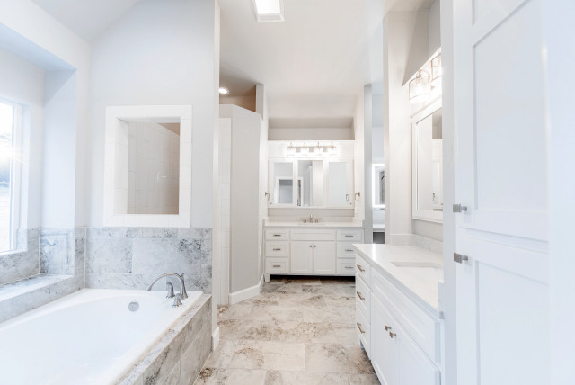 Custom Home klassisch-modern-badezimmer