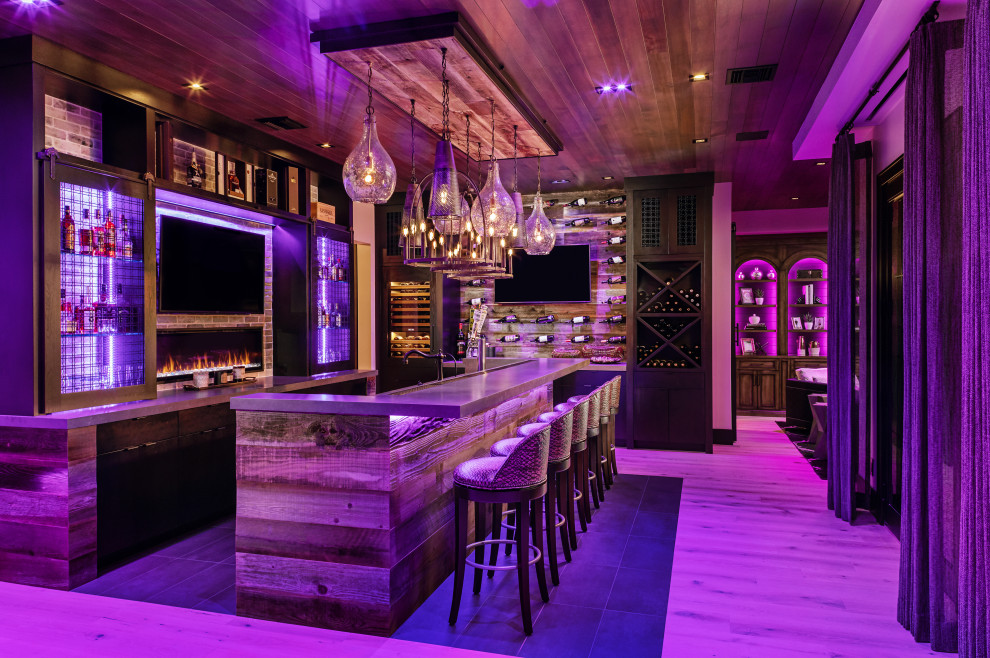 Идея дизайна: большой домашний бар в стиле неоклассика (современная классика) с барной стойкой