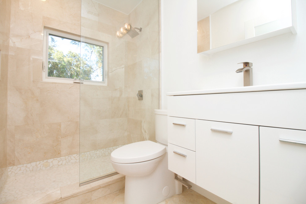 Modernes Badezimmer mit flächenbündigen Schrankfronten, weißen Schränken, weißer Wandfarbe, Marmorboden, Quarzwerkstein-Waschtisch, weißer Waschtischplatte, Einzelwaschbecken und schwebendem Waschtisch in Tampa