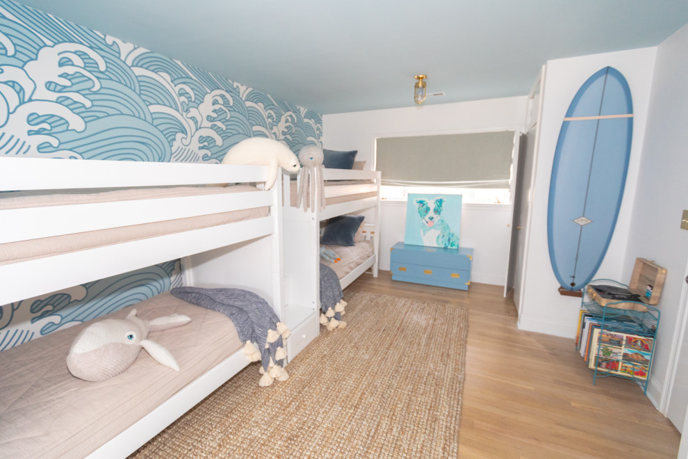 Ispirazione per una grande cameretta per bambini da 4 a 10 anni stile marino con pareti blu, parquet chiaro e carta da parati