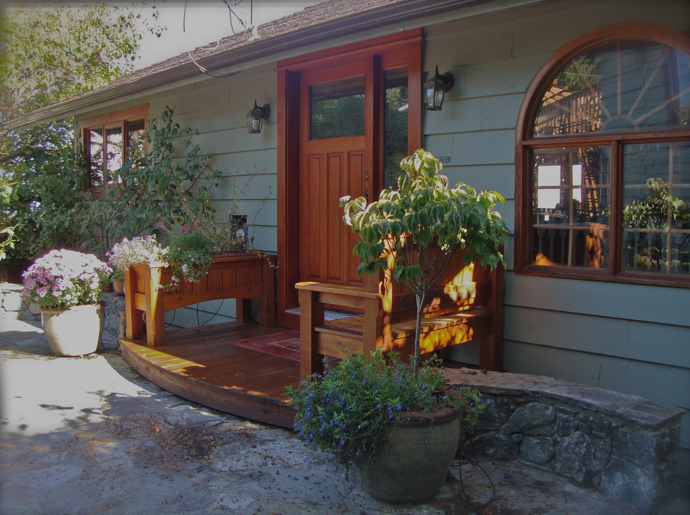 This is an example of a modern verandah in Vancouver.
