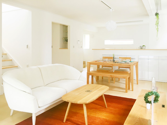 シンプルモダンなゼロエネルギーの家 contemporain-salon