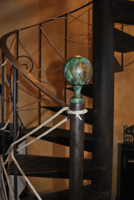 Escalera de caracol de hierro. mediterranean-staircase