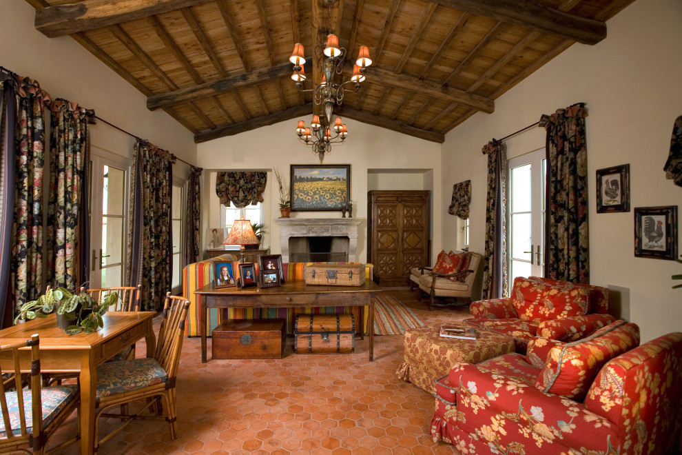 Источник вдохновения для домашнего уюта: гостиная комната в средиземноморском стиле с белыми стенами, полом из терракотовой плитки, стандартным камином, красным полом, сводчатым потолком и деревянным потолком