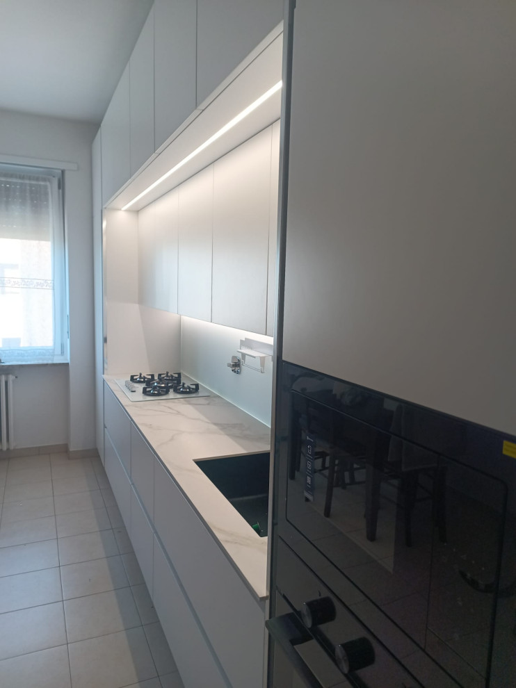 Cucina Laccato Opaco Bianco c/Neolith e Magnetolab