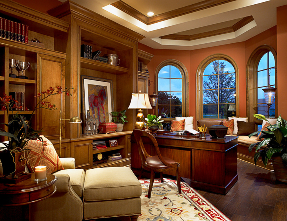 Inspiration for a traditional home office in Orlando.