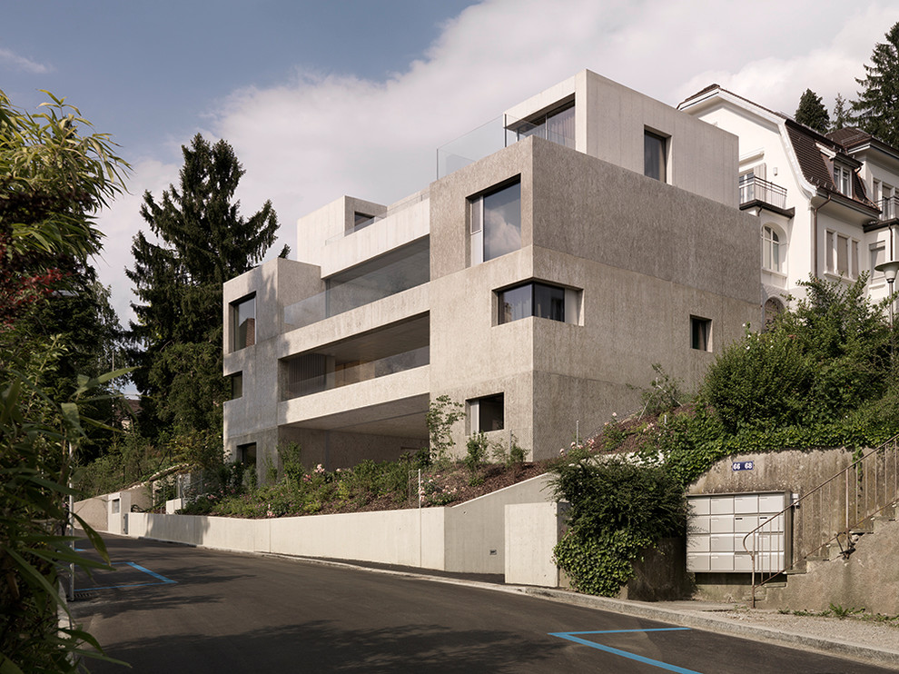 Photo of a contemporary three-storey concrete grey exterior in Barcelona.