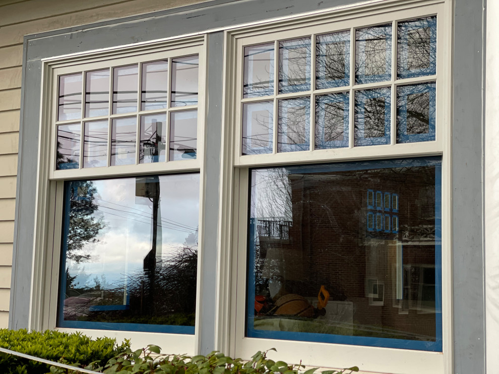 Example of a transitional home design design in Seattle