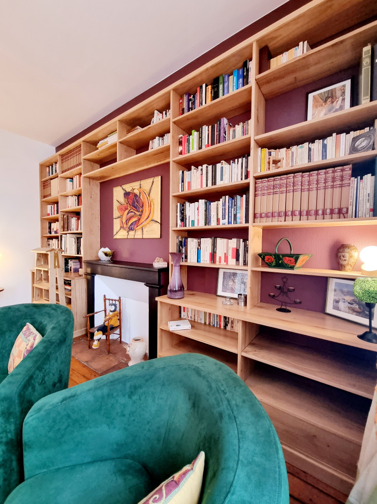 Inspiration för mellanstora klassiska separata vardagsrum, med ett bibliotek, lila väggar, mörkt trägolv, en standard öppen spis, en spiselkrans i trä och brunt golv