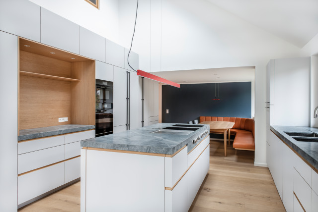 Wohnküche mit Küchenblock und gepolsterter Eckbank - Modern - Küche -  München - von Knopp Wassmer Architekten | Houzz