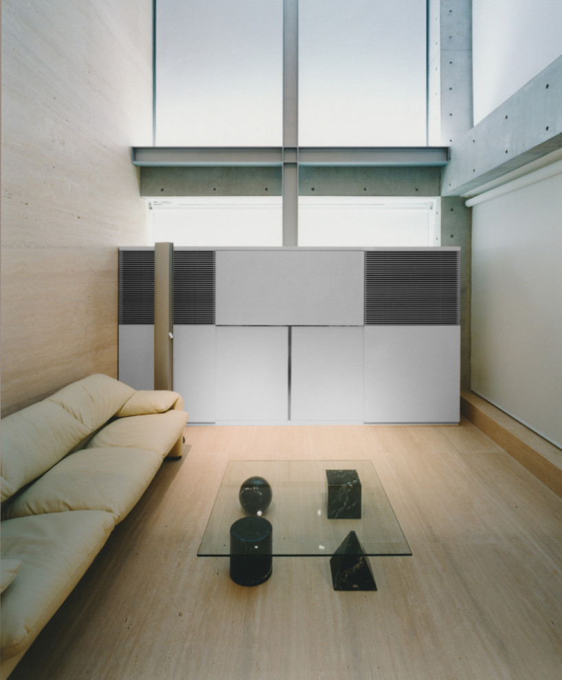 Idee per un soggiorno moderno di medie dimensioni e aperto con pareti beige, TV nascosta, pavimento beige e soffitto in perlinato