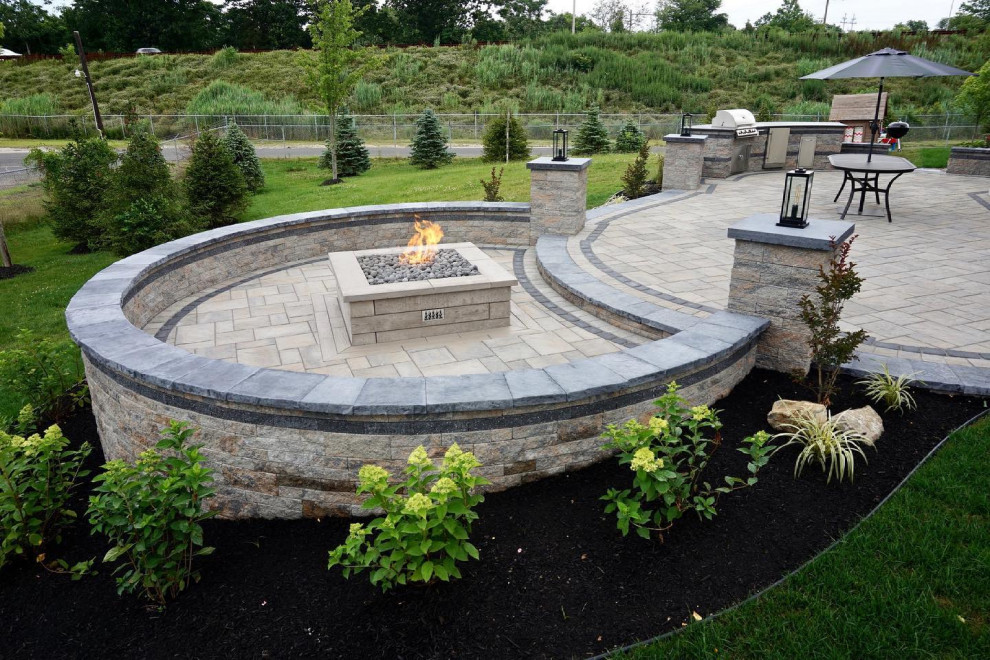 Tinton Falls, NJ: Bar/Patio with Firepit Alcove