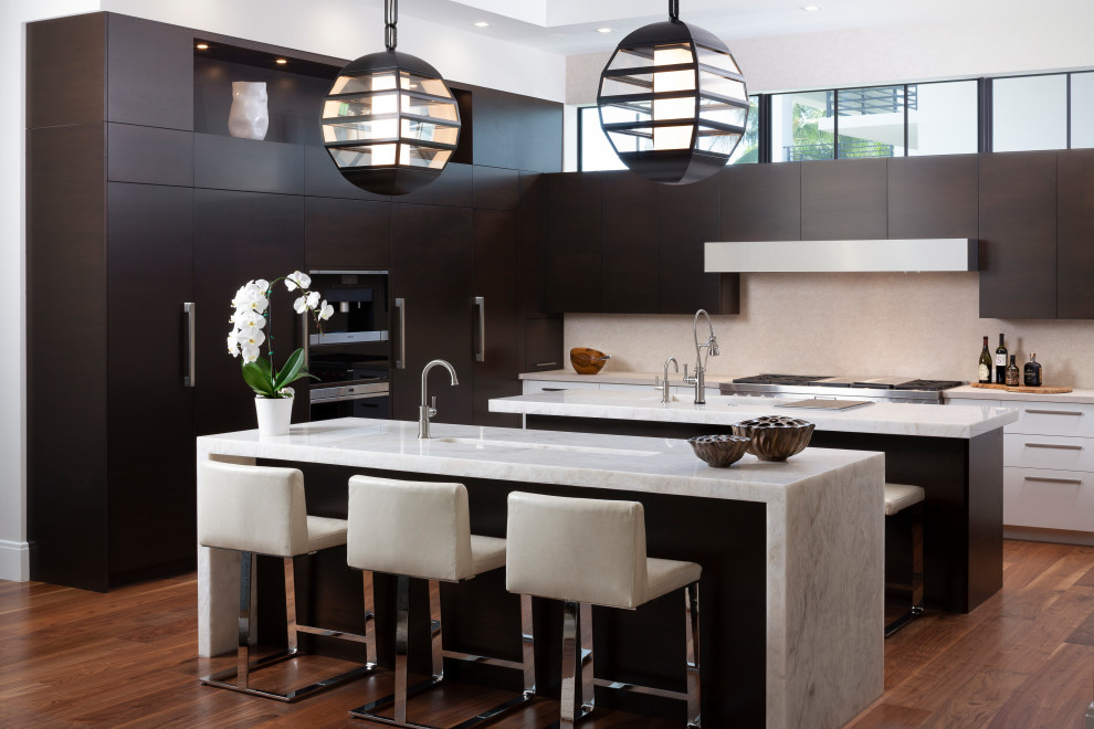 Inspiration for a modern kitchen in Miami.
