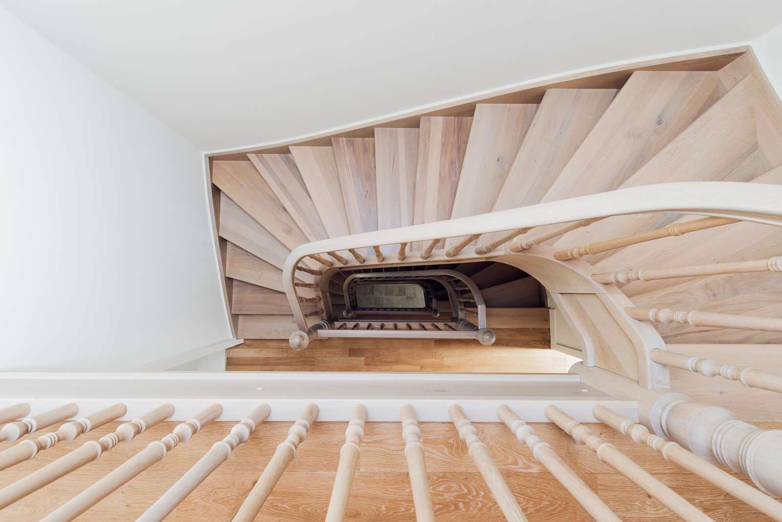 Классическая лестница из дуба с изогнутыми перилами