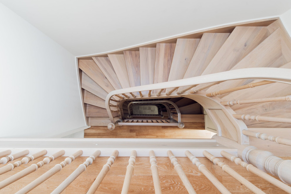 Классическая лестница из дуба с изогнутыми перилами