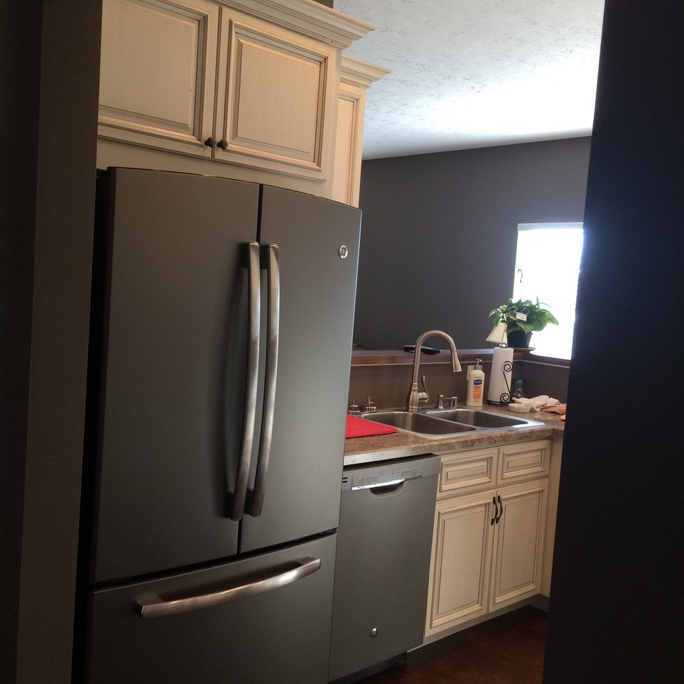 Kitchen - transitional kitchen idea in Cincinnati