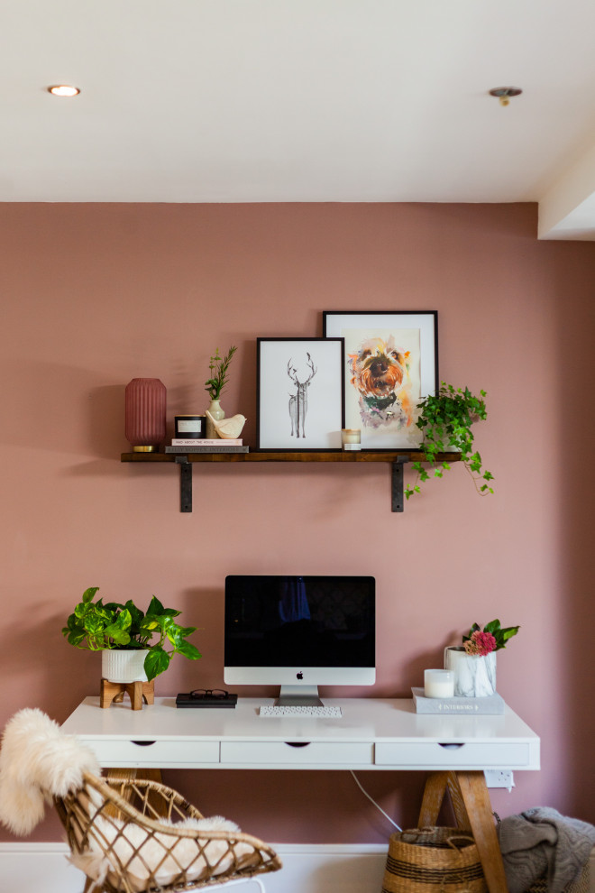Exempel på ett stort skandinaviskt hemmastudio, med rosa väggar, ljust trägolv, en öppen hörnspis, ett fristående skrivbord och brunt golv