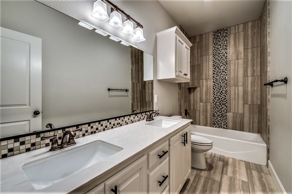 Transitional home design photo in Austin