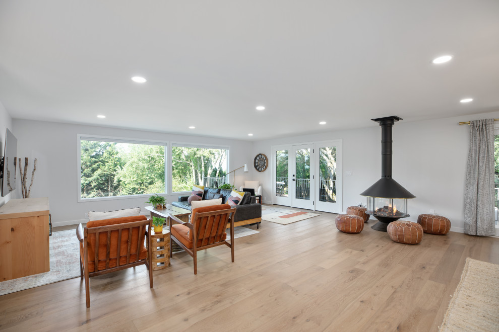 Geräumige Moderne Wohnküche mit weißer Wandfarbe, Vinylboden, Kaminofen, Kaminumrandung aus Metall und beigem Boden in Portland