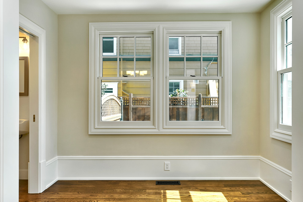Kleines, Fernseherloses Uriges Wohnzimmer mit beiger Wandfarbe, braunem Holzboden und braunem Boden in San Francisco