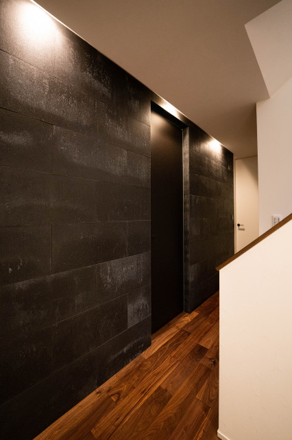 素材を生かしたダークトーン2階リビングの家 moderno-entrada