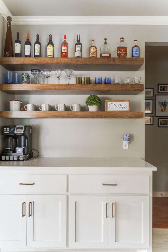 Ejemplo de bar en casa lineal tradicional renovado pequeño con armarios estilo shaker, puertas de armario blancas, encimera de granito y encimeras blancas