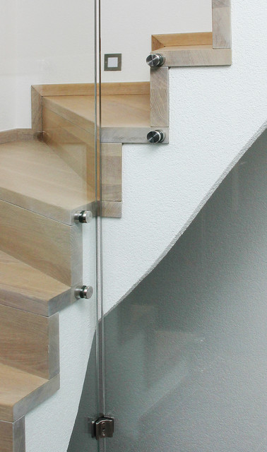 Stufen und Stellstufen auf Betontreppe mit Glasgeländer - Modern