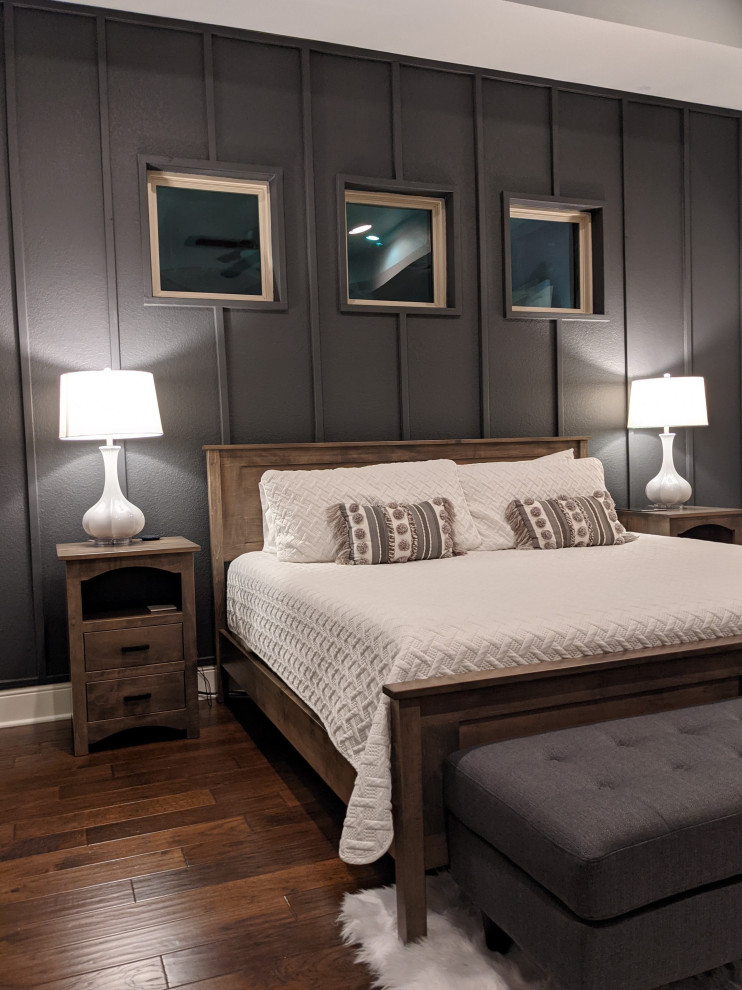 Ejemplo de dormitorio principal tradicional renovado de tamaño medio con paredes beige, suelo de madera en tonos medios, suelo marrón y bandeja